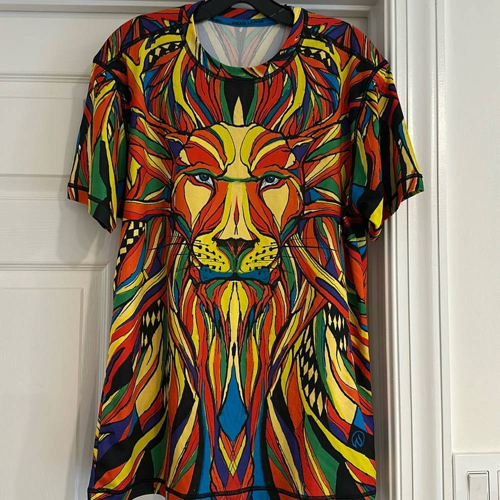 Ink n Burn Lion Men’s Tech Shirt NWOT